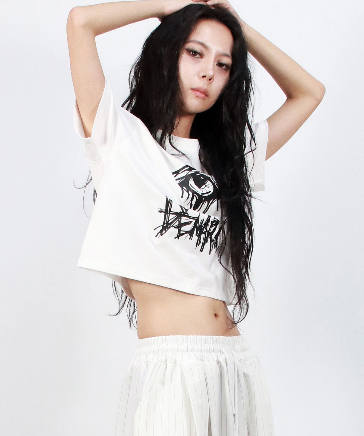 드마크(DEMARC) eerie logo text crop short sleeve tee White