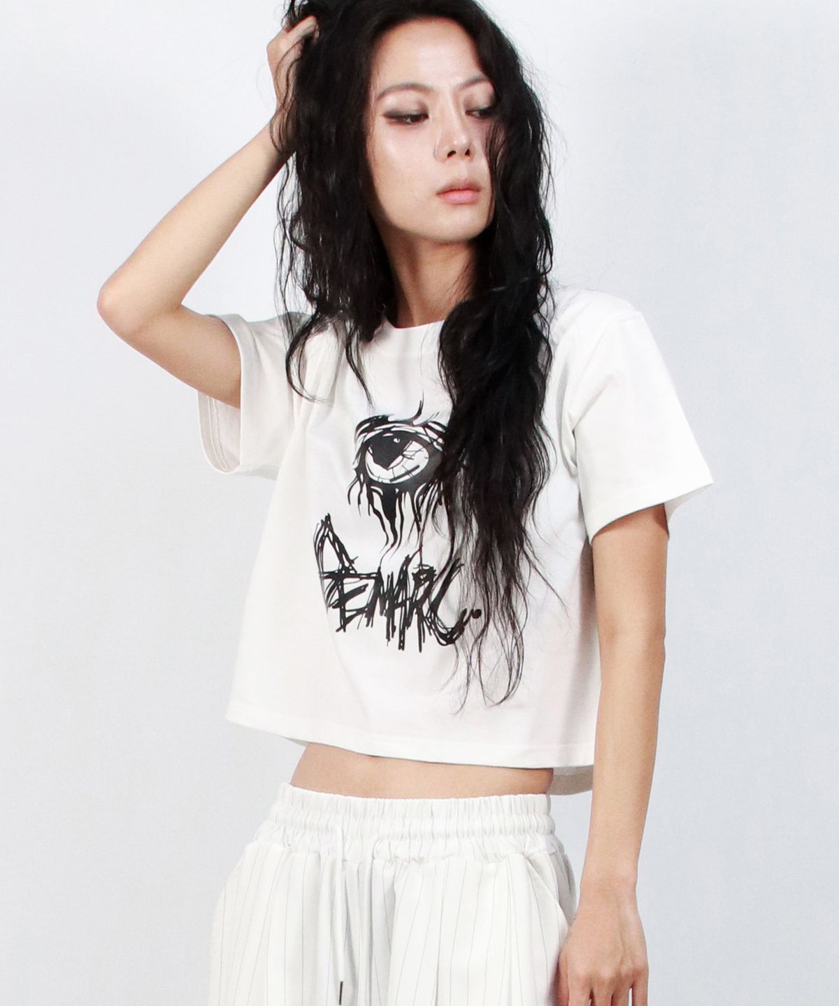 드마크(DEMARC) eerie logo text crop short sleeve tee White