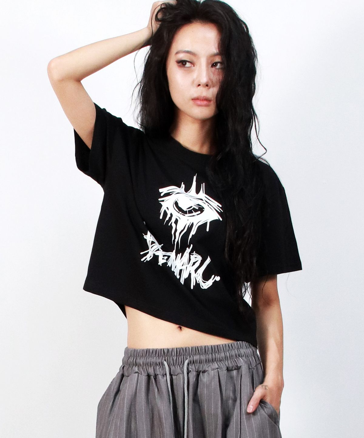 드마크(DEMARC) eerie logo text crop short sleeve tee black