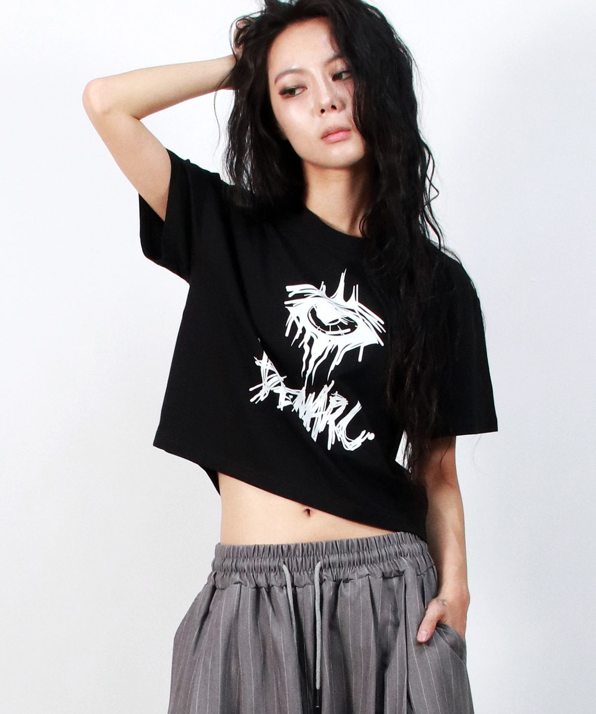 드마크(DEMARC) eerie logo text crop short sleeve tee black