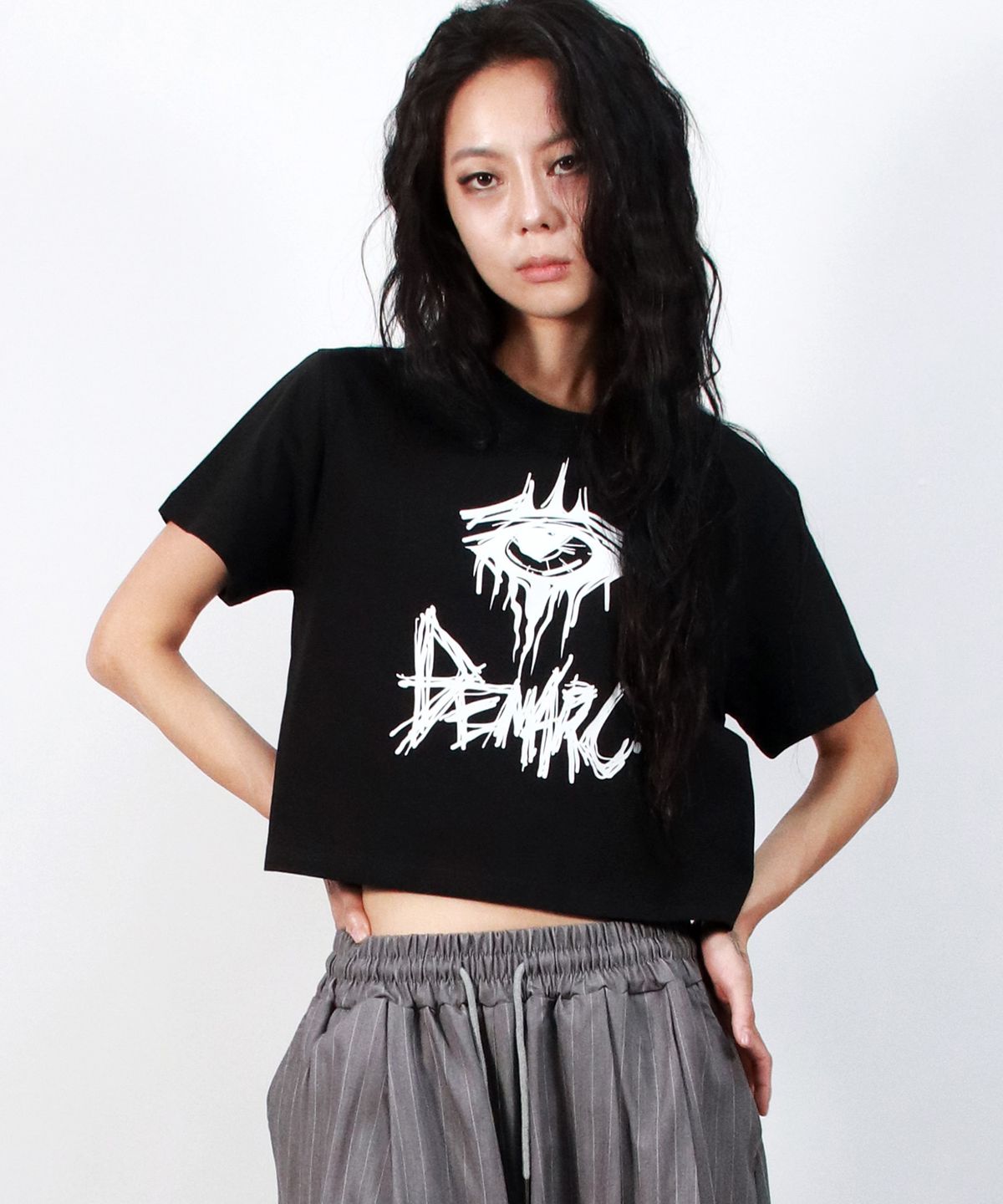 드마크(DEMARC) eerie logo text crop short sleeve tee black