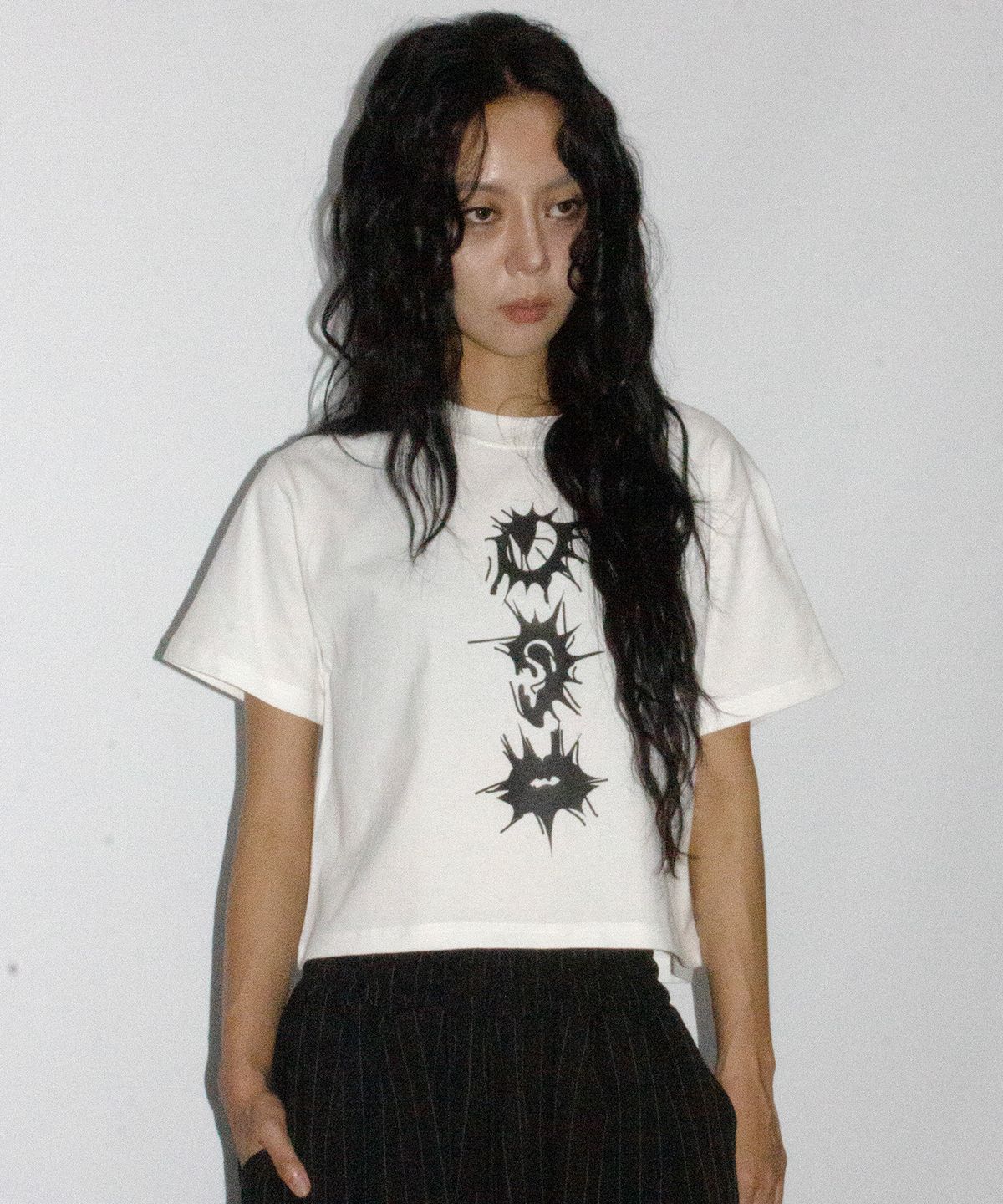 드마크(DEMARC) eerie graphic crop short sleeve tee white