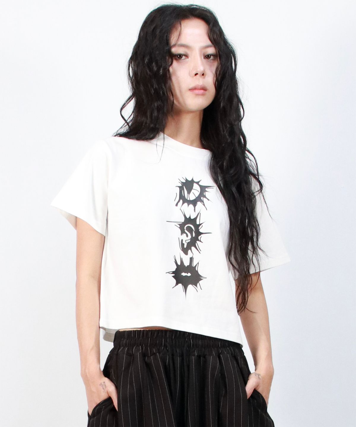 드마크(DEMARC) eerie graphic crop short sleeve tee white