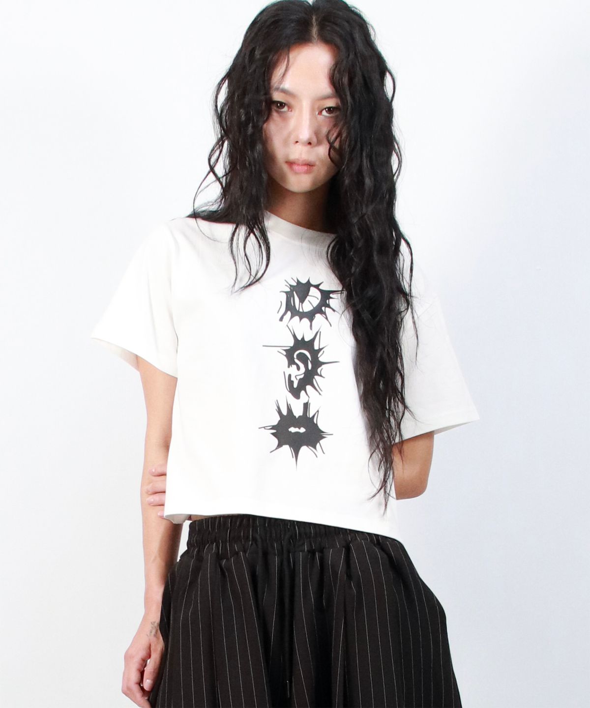 드마크(DEMARC) eerie graphic crop short sleeve tee white