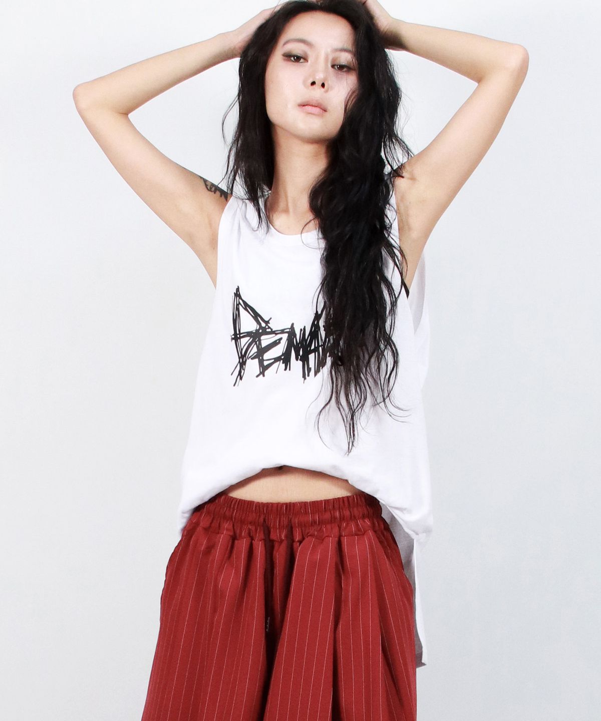 드마크(DEMARC) rough text-logo boxy sleeveless - White