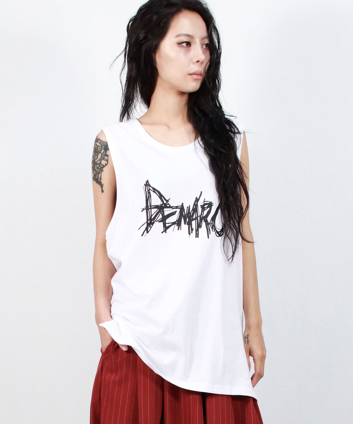 드마크(DEMARC) rough text-logo boxy sleeveless - White