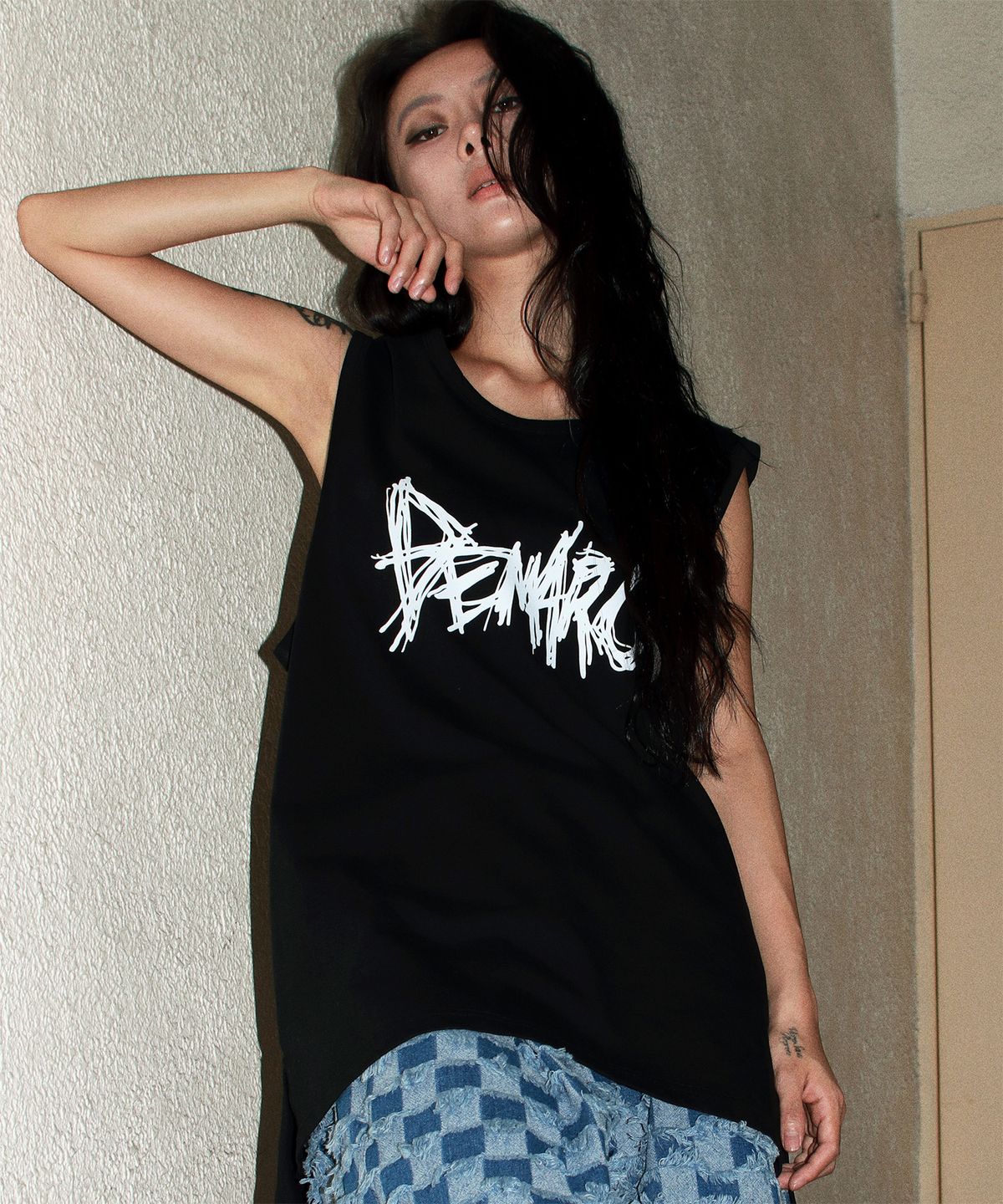 드마크(DEMARC) rough text-logo boxy sleeveless - Black