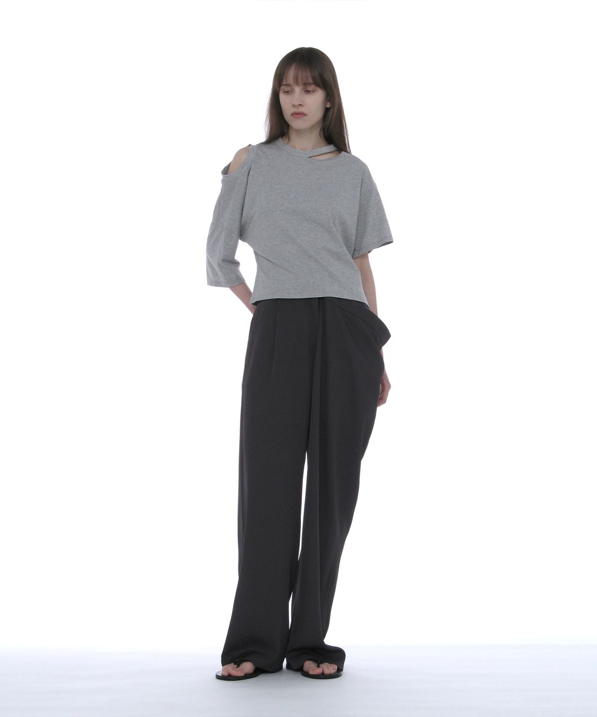 파르티멘토 우먼(PARTIMENTO WOMEN) 언발란스드 드레이프 웨이스트 팬츠_차콜