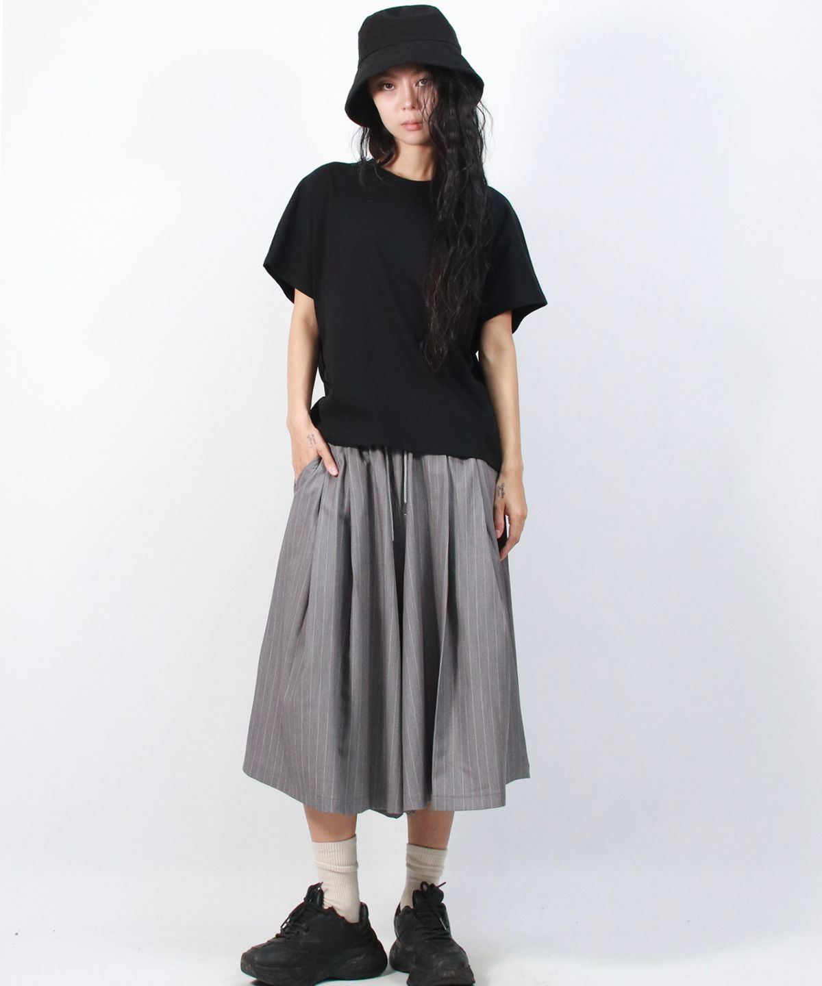드마크(DEMARC) Real wide two tuck stripe bumuda pants - Gray