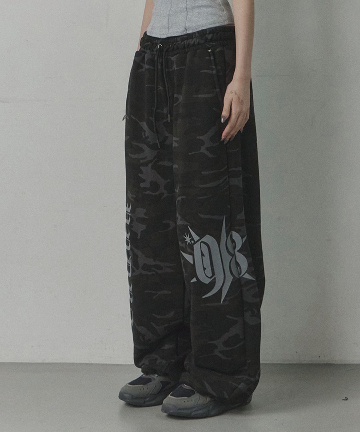 업드래프트(UPDRAFT) CAMO PRINT WIDE TRACK PANTS [BLACK]