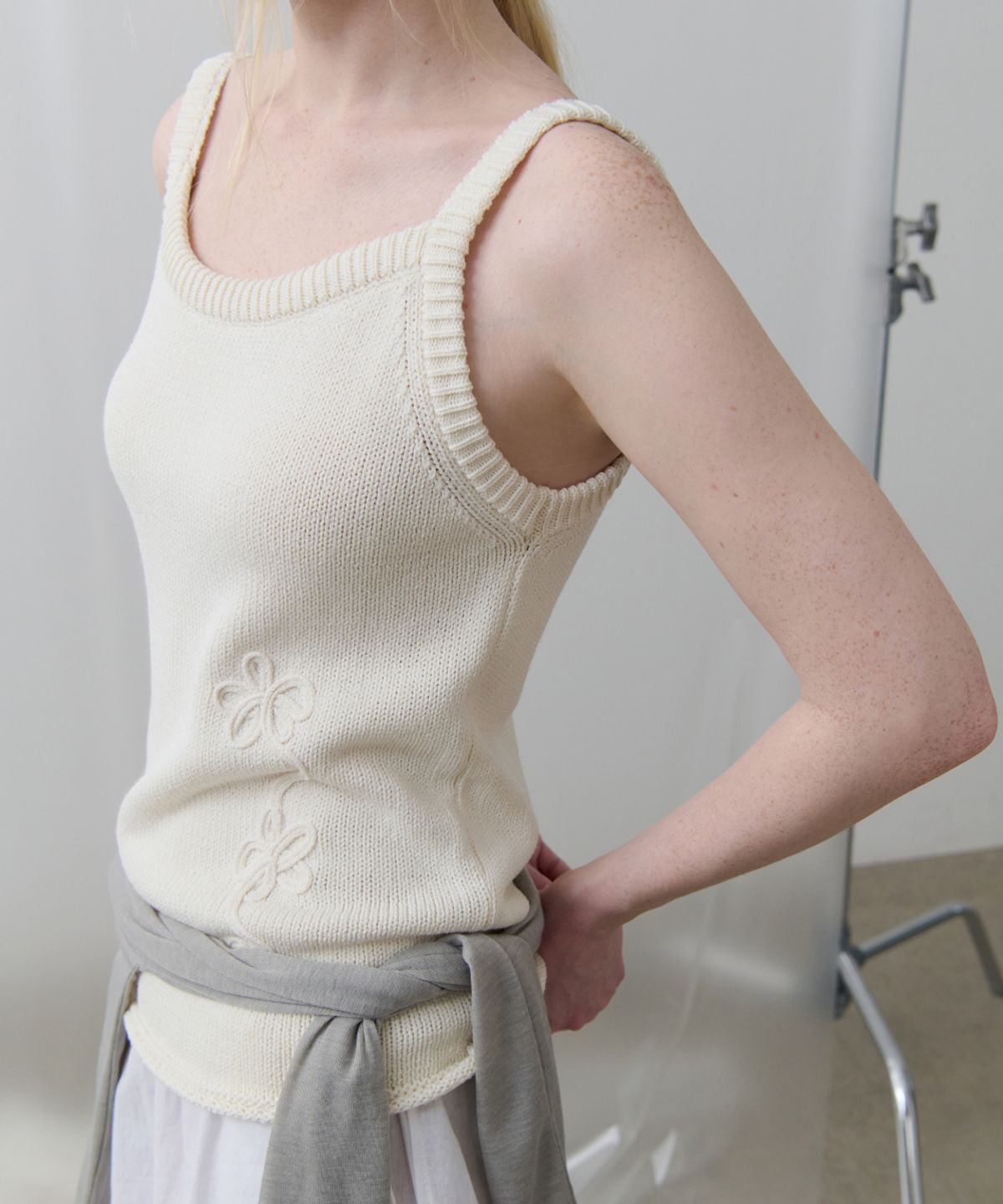 토아베(TOAVE) Drawing Floral Knit Sleeveless Top (Ivory)
