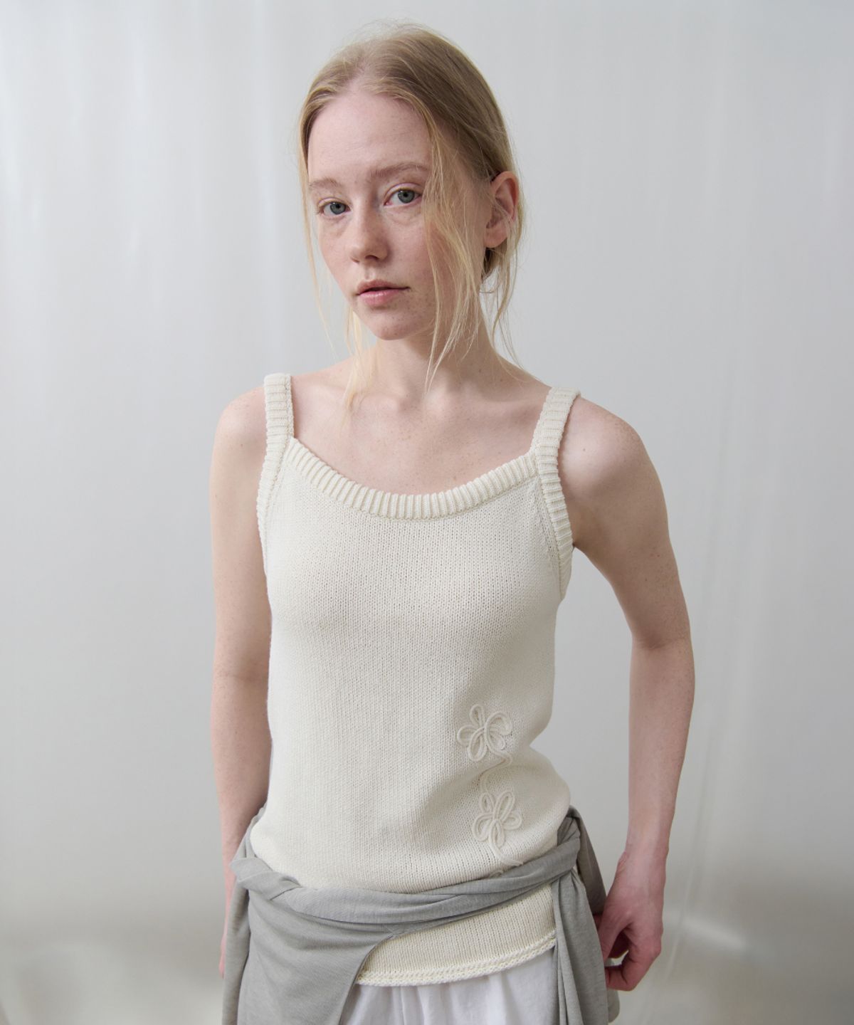 토아베(TOAVE) Drawing Floral Knit Sleeveless Top (Ivory)