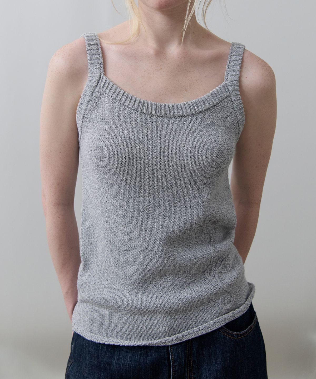 토아베(TOAVE) Drawing Floral Knit Sleeveless Top (Cool gray)