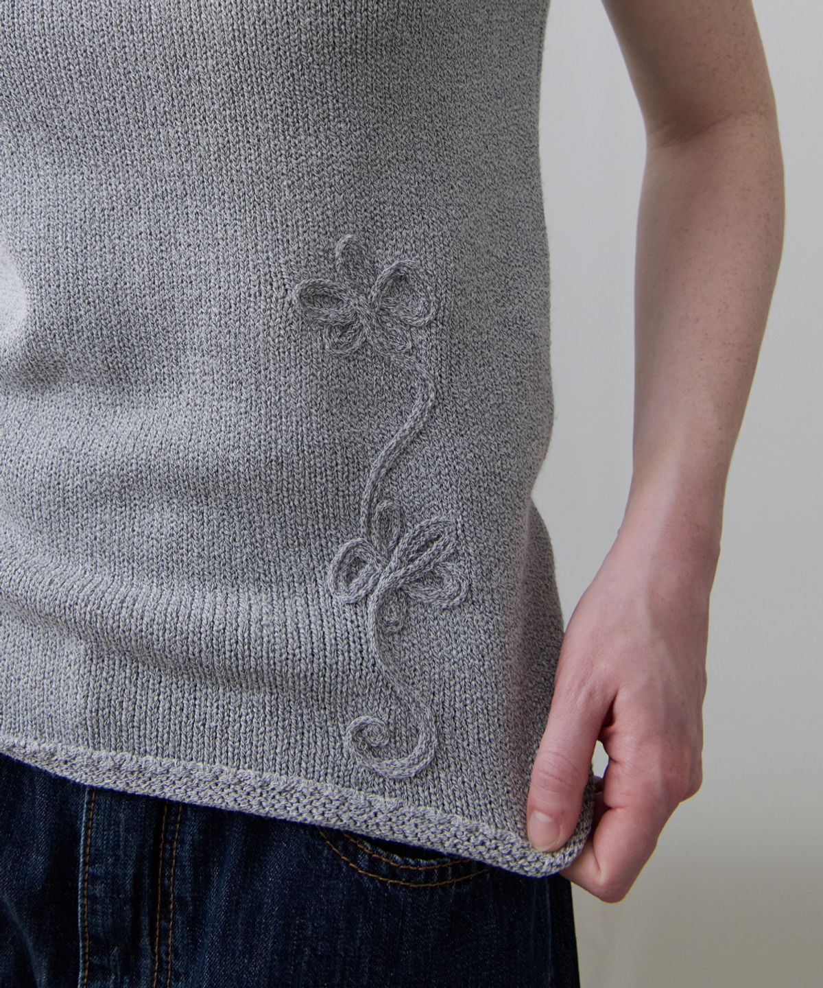 토아베(TOAVE) Drawing Floral Knit Sleeveless Top (Cool gray)