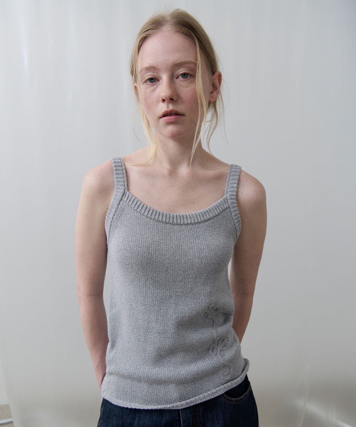 토아베(TOAVE) Drawing Floral Knit Sleeveless Top (Cool gray)