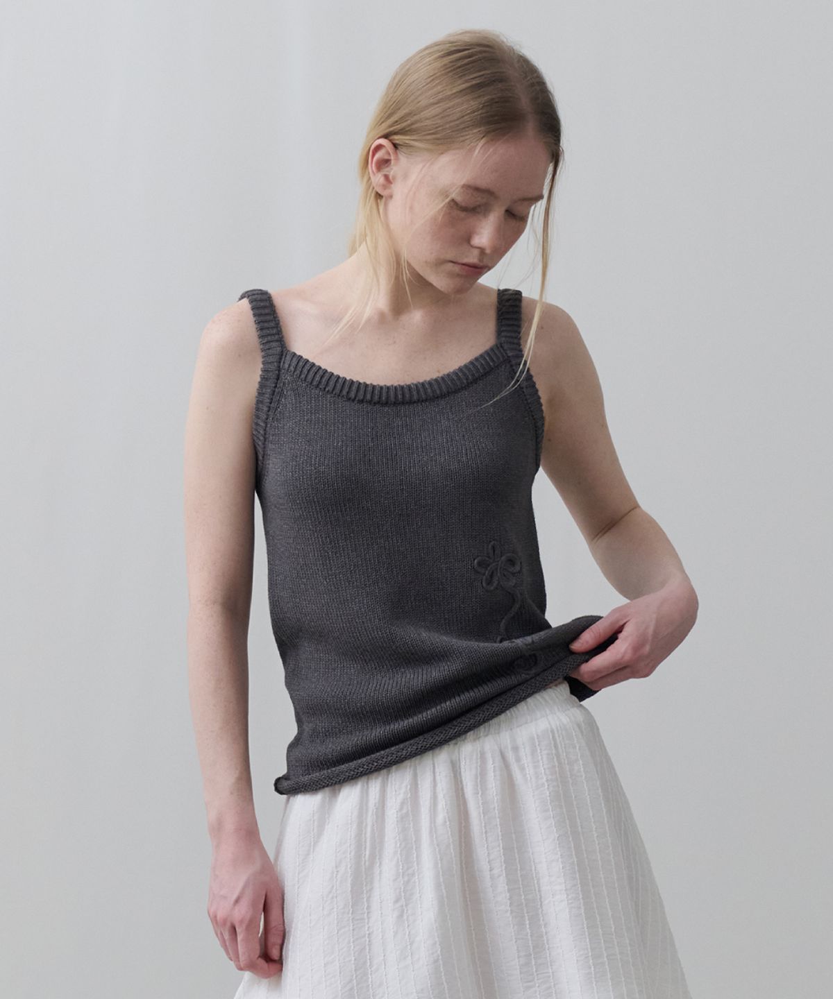 토아베(TOAVE) Drawing Floral Knit Sleeveless Top (Charcoal)
