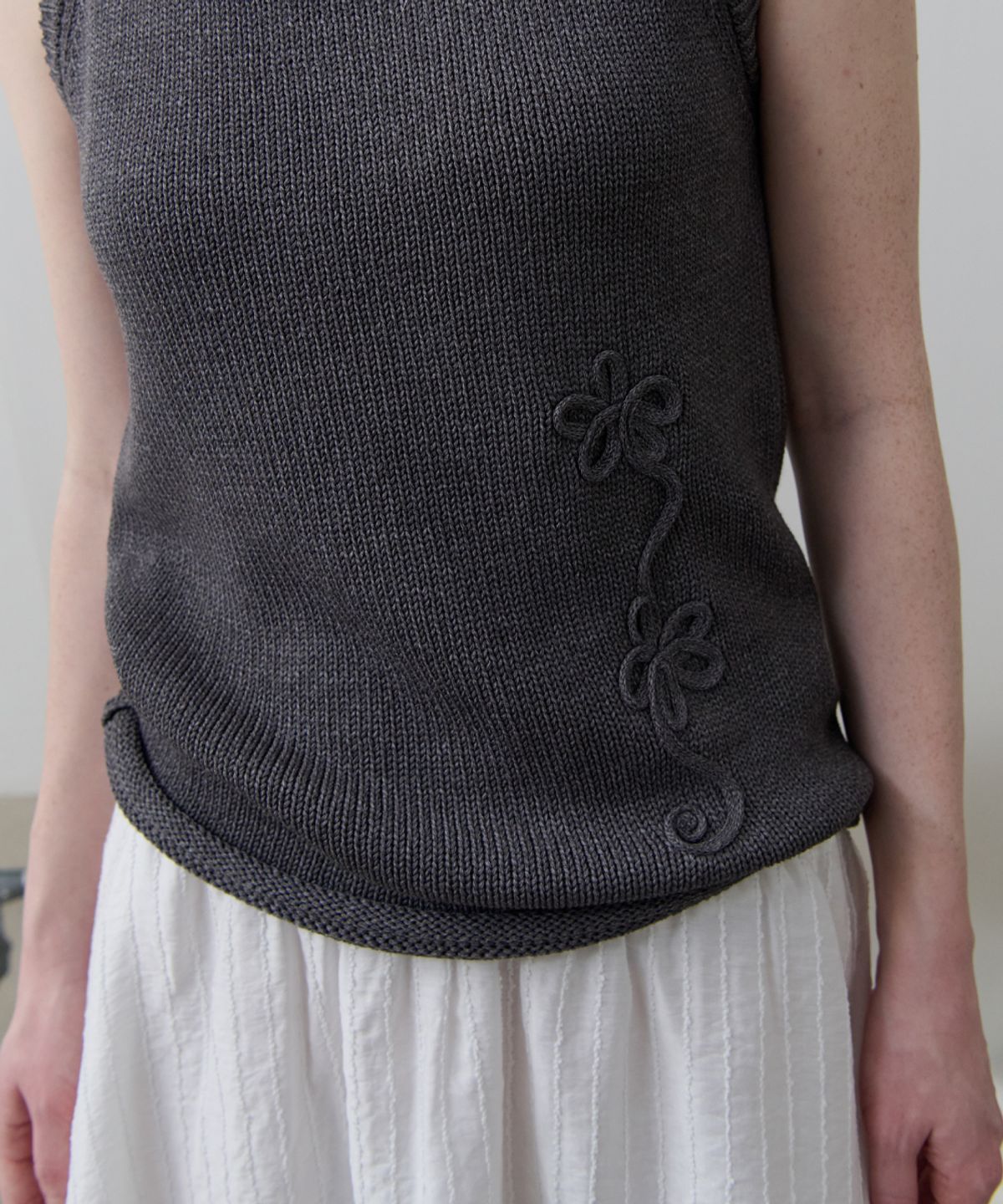 토아베(TOAVE) Drawing Floral Knit Sleeveless Top (Charcoal)