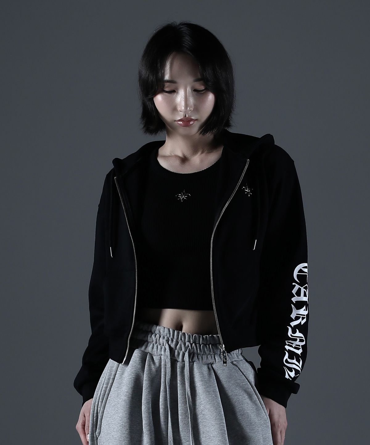 카미드(CARMID) (W) 글로리 레터링 크롭 후드집업 [블랙]