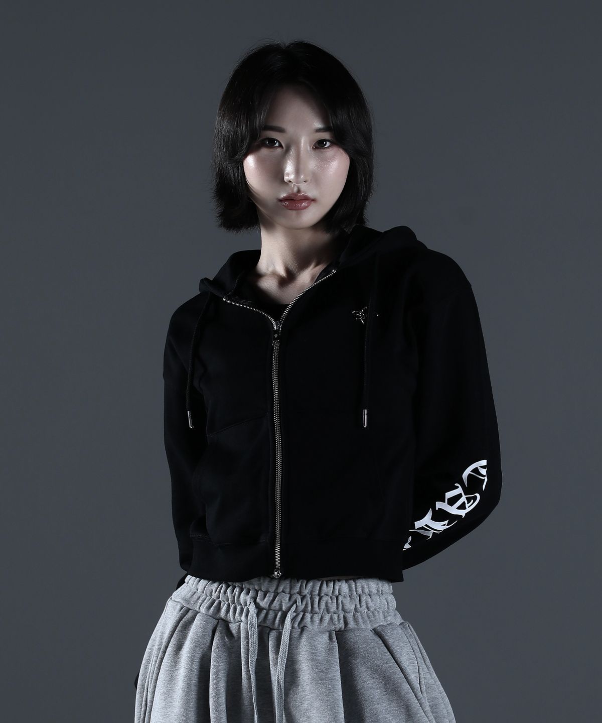 카미드(CARMID) (W) 글로리 레터링 크롭 후드집업 [블랙]