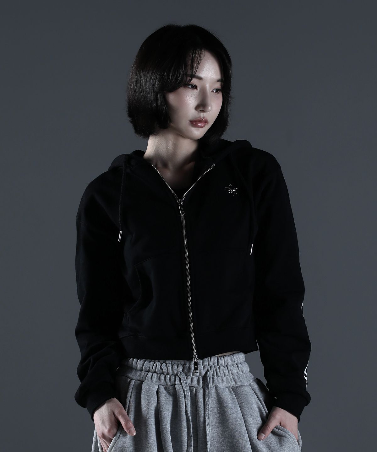 카미드(CARMID) (W) 글로리 레터링 크롭 후드집업 [블랙]