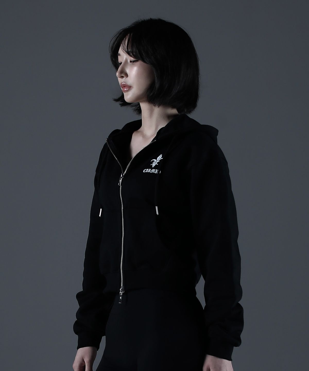 카미드(CARMID) (W) 노블 레터링 크롭 후드집업 [블랙]