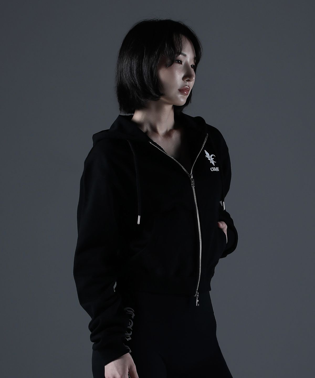 카미드(CARMID) (W) 노블 레터링 크롭 후드집업 [블랙]