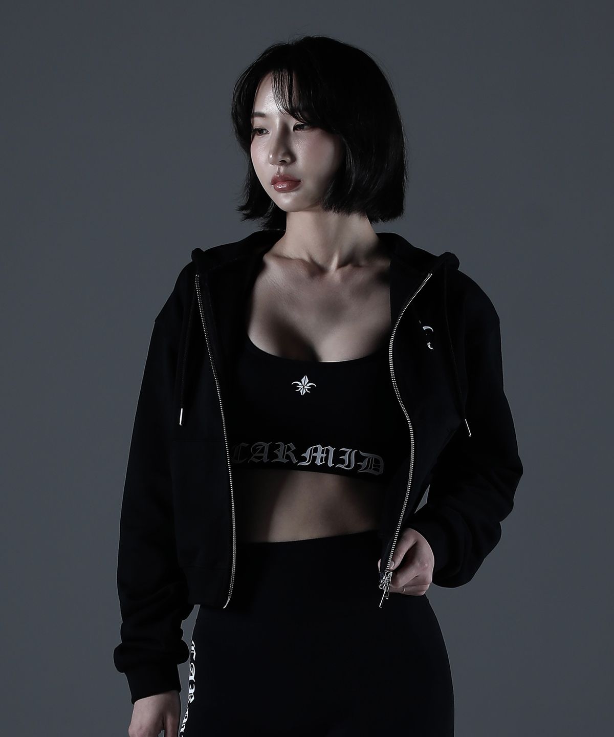 카미드(CARMID) (W) 노블 레터링 크롭 후드집업 [블랙]