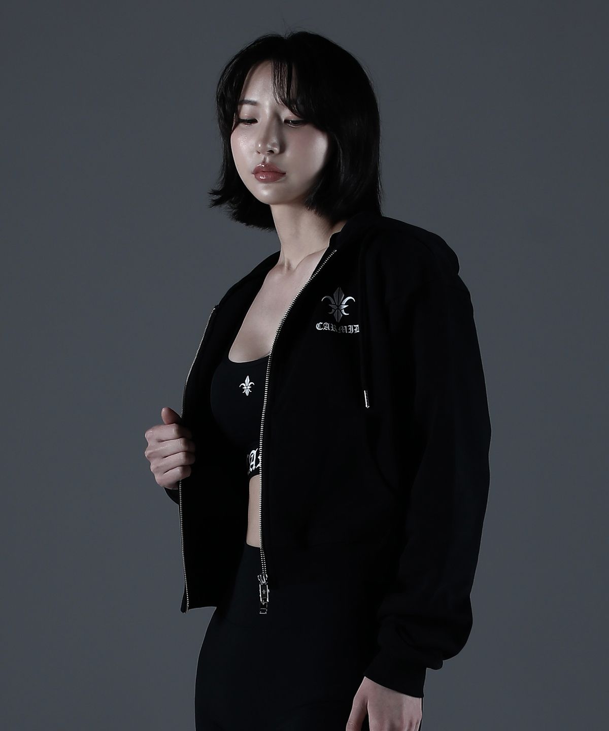 카미드(CARMID) (W) 노블 레터링 크롭 후드집업 [블랙]