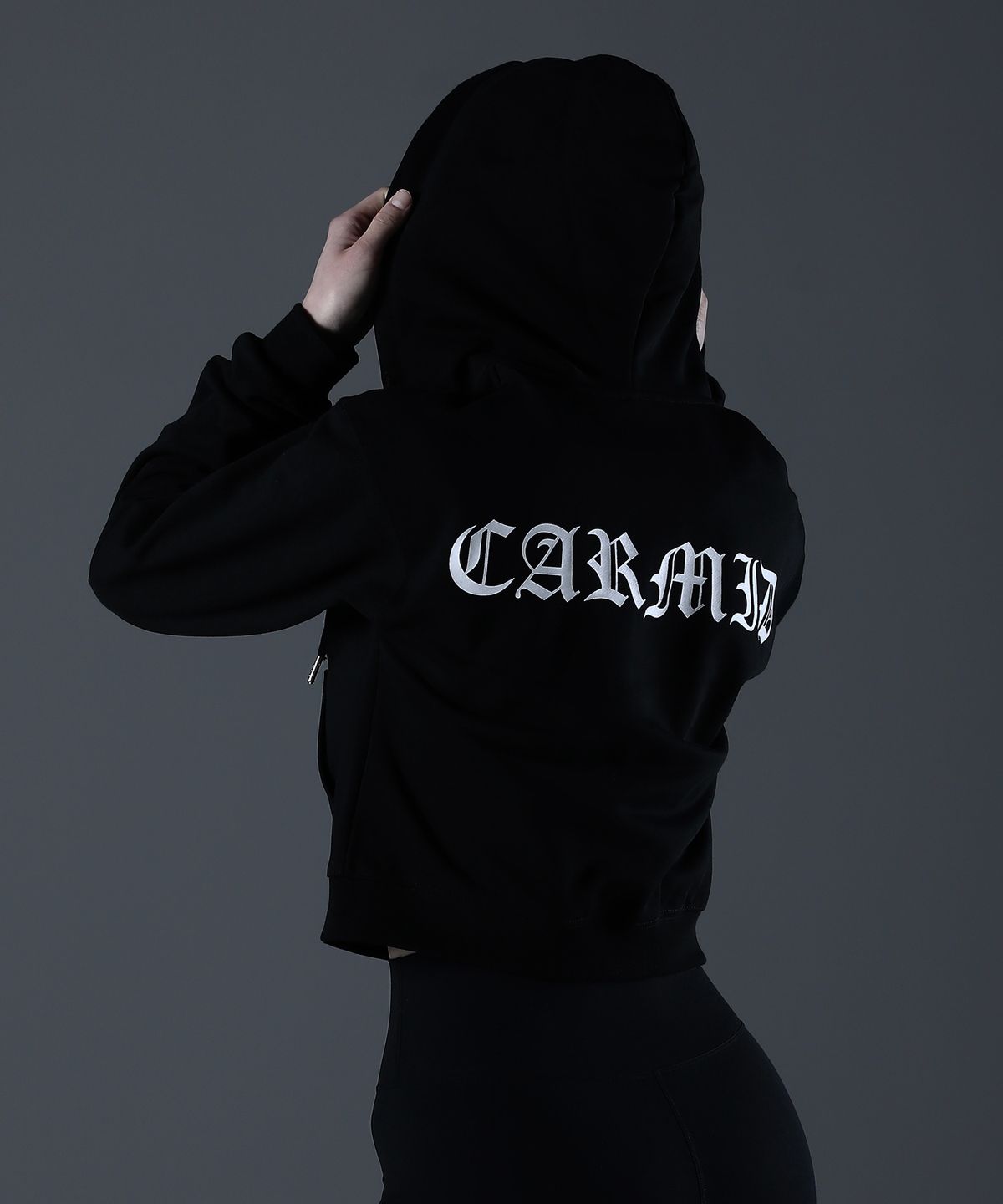 카미드(CARMID) (W) 노블 레터링 크롭 후드집업 [블랙]