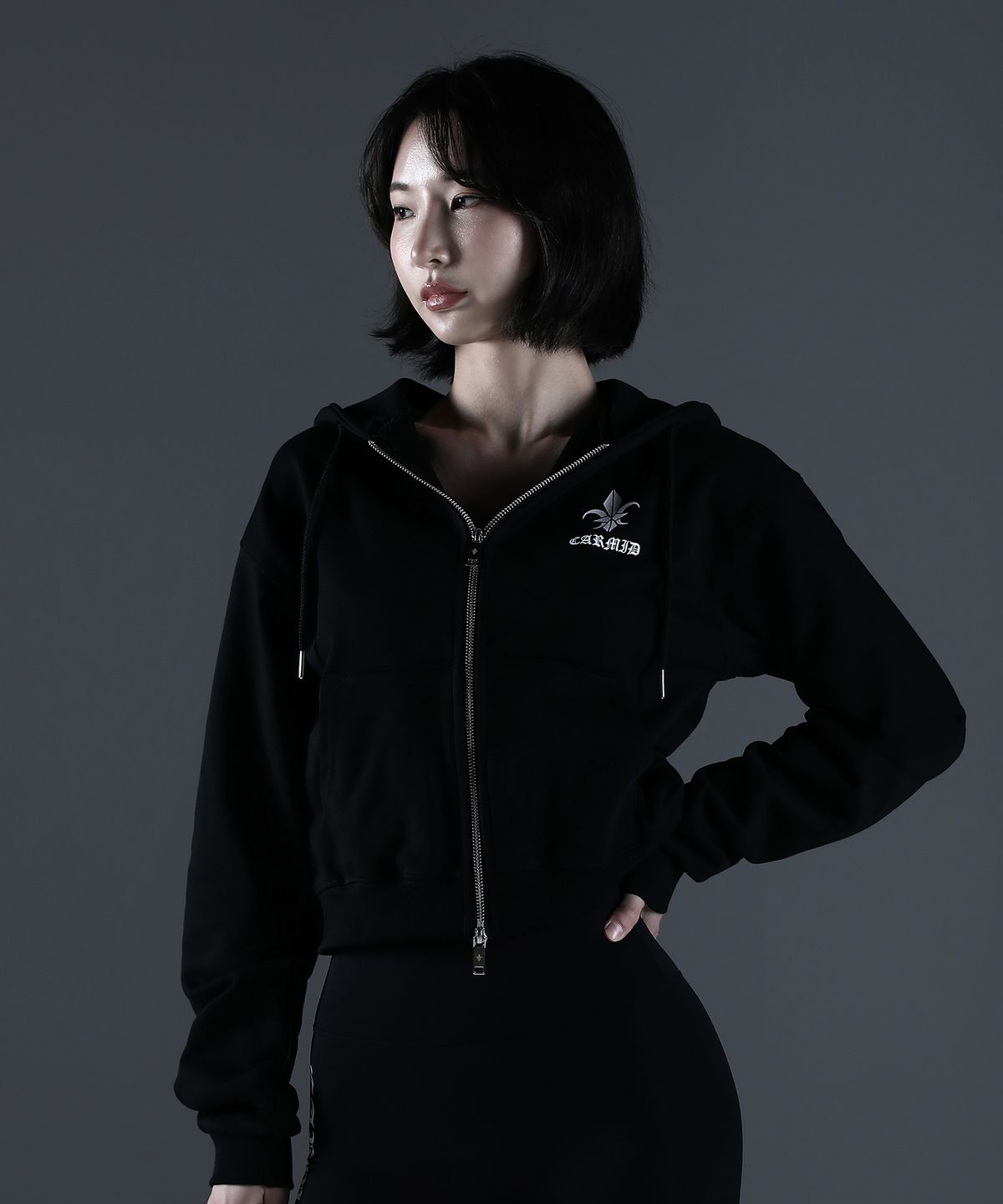 카미드(CARMID) (W) 노블 레터링 크롭 후드집업 [블랙]