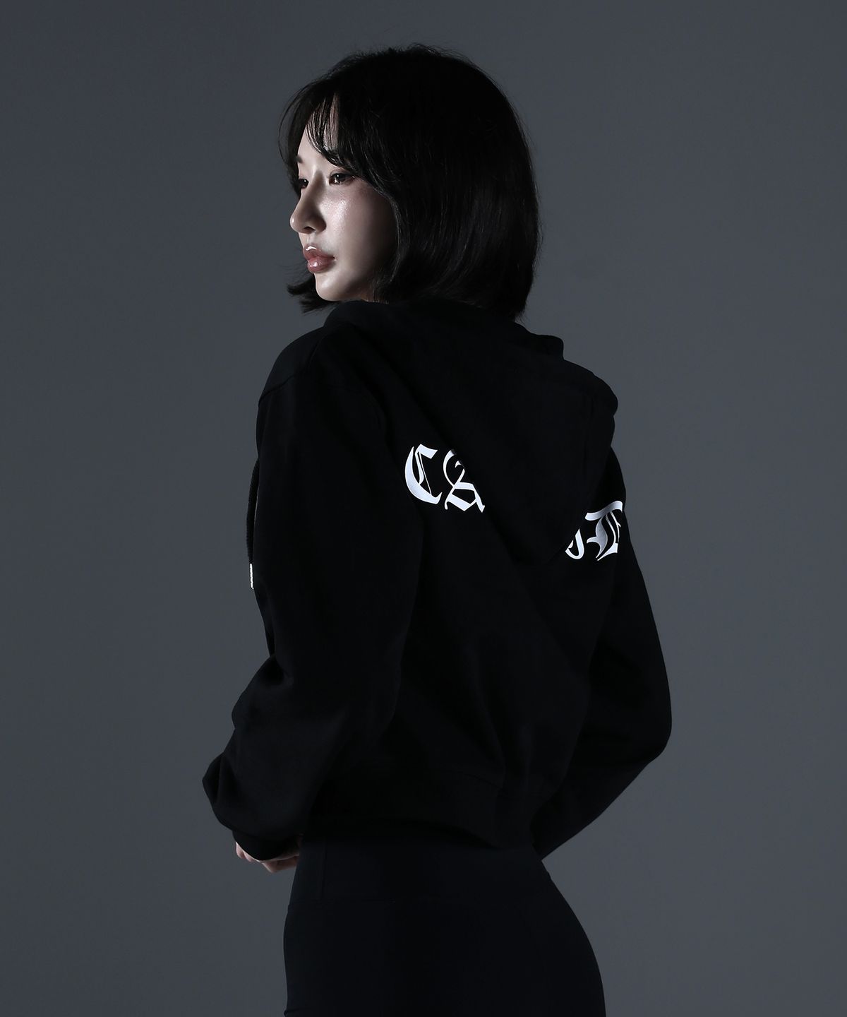 카미드(CARMID) (W) 노블 레터링 크롭 후드집업 [블랙]