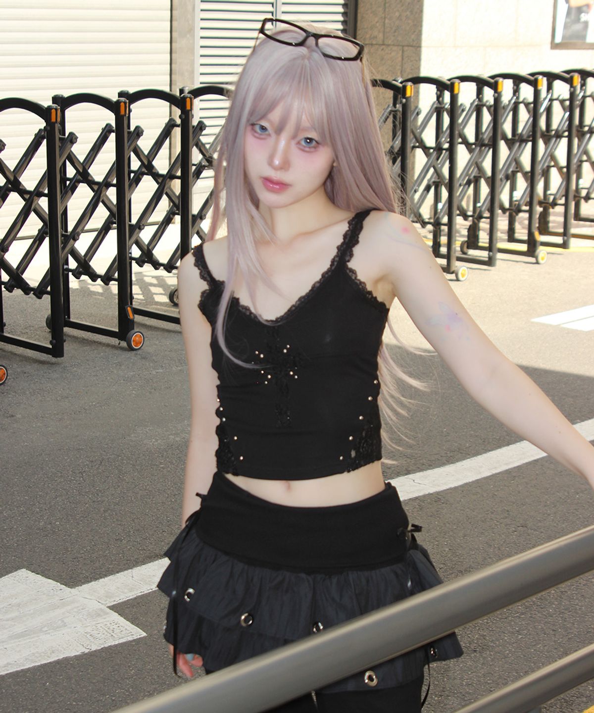 체리퀴리(CHERRYQUIRI) cross patch lace sleeveless - black