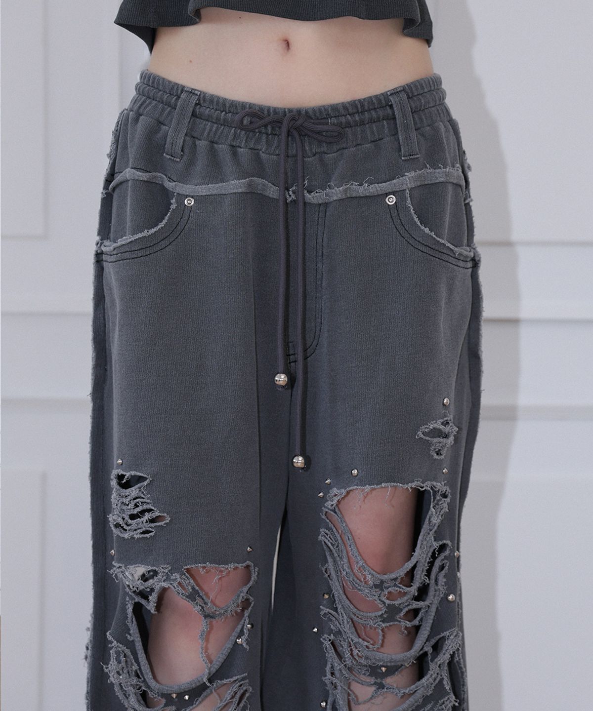 체리퀴리(CHERRYQUIRI) damage stud jogger pt -washed charcoal