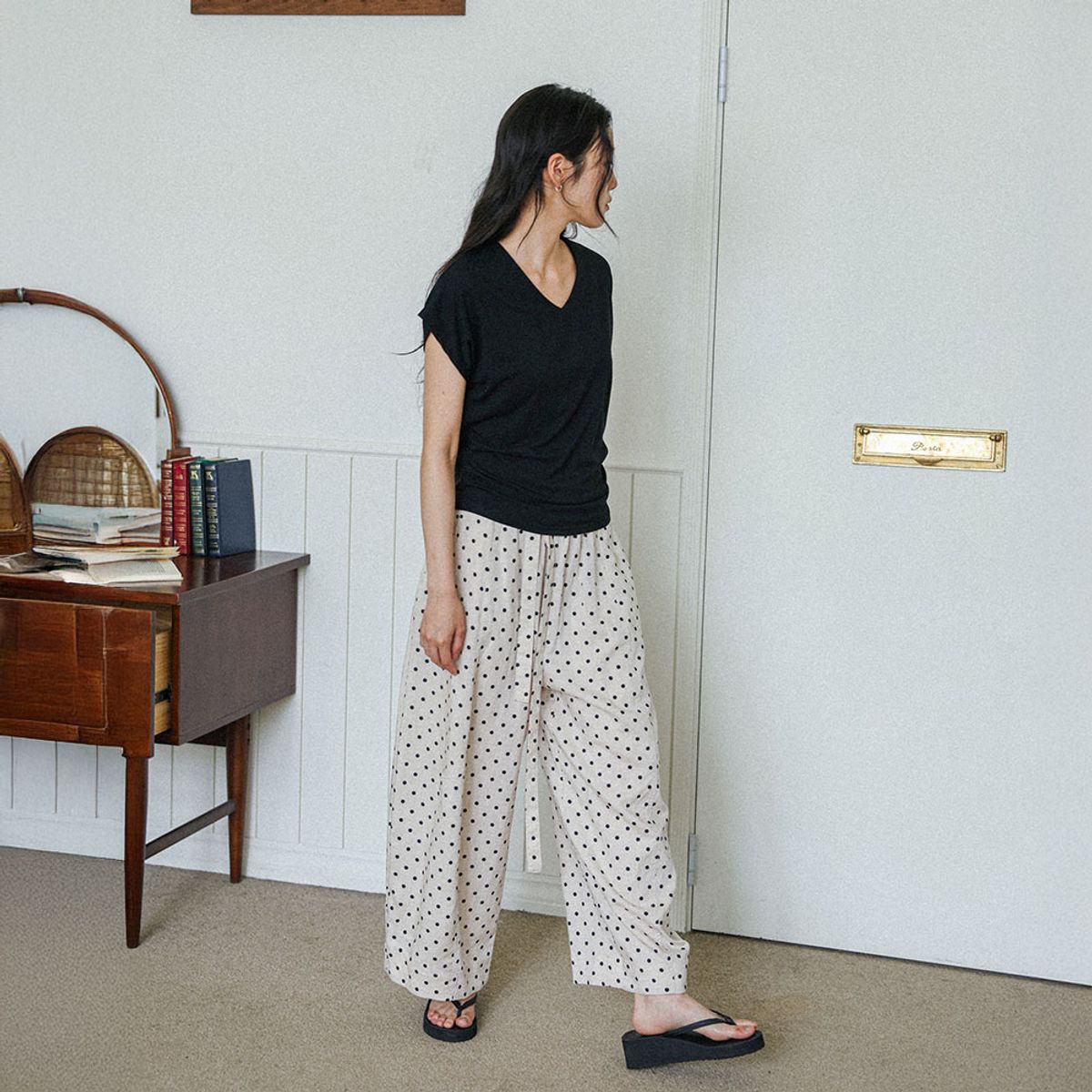 랭썬(LANGSON) LS_Soft drape v-neck top_BLACK