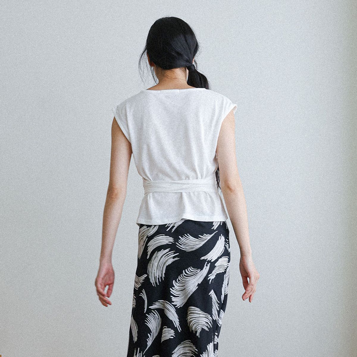 랭썬(LANGSON) LS_Natural waist tie knit top_WHITE