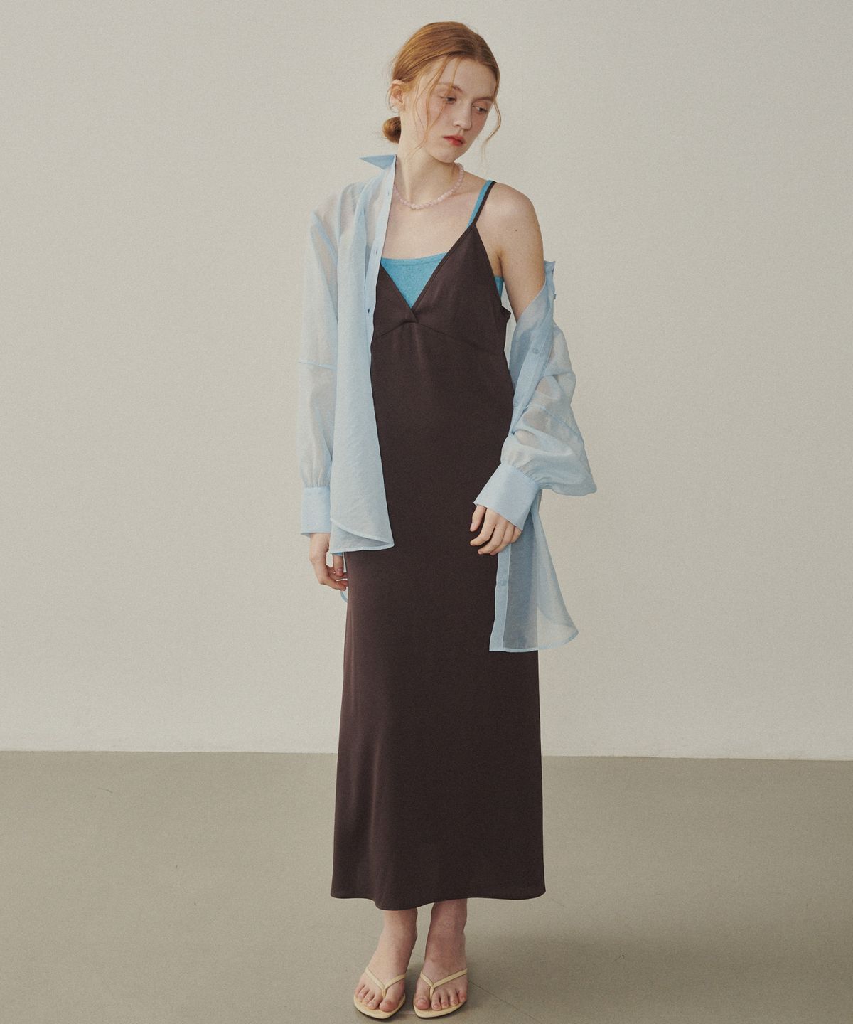 멜리앤로즈(MELLY&ROSE) 로즈 코사지 쉬어 롱 드레스(315302)_BROWN