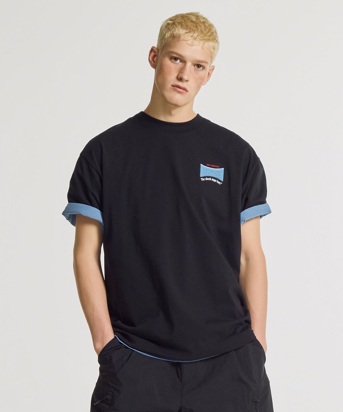 뉴발란스(NEW BALANCE) NBNEG32803 / UNI Abozorb 그래픽 반팔티 (BLACK)