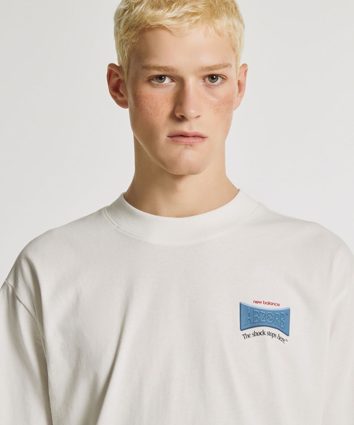 뉴발란스(NEW BALANCE) NBNEG32803 / UNI Abozorb 그래픽 반팔티 (WHITE)