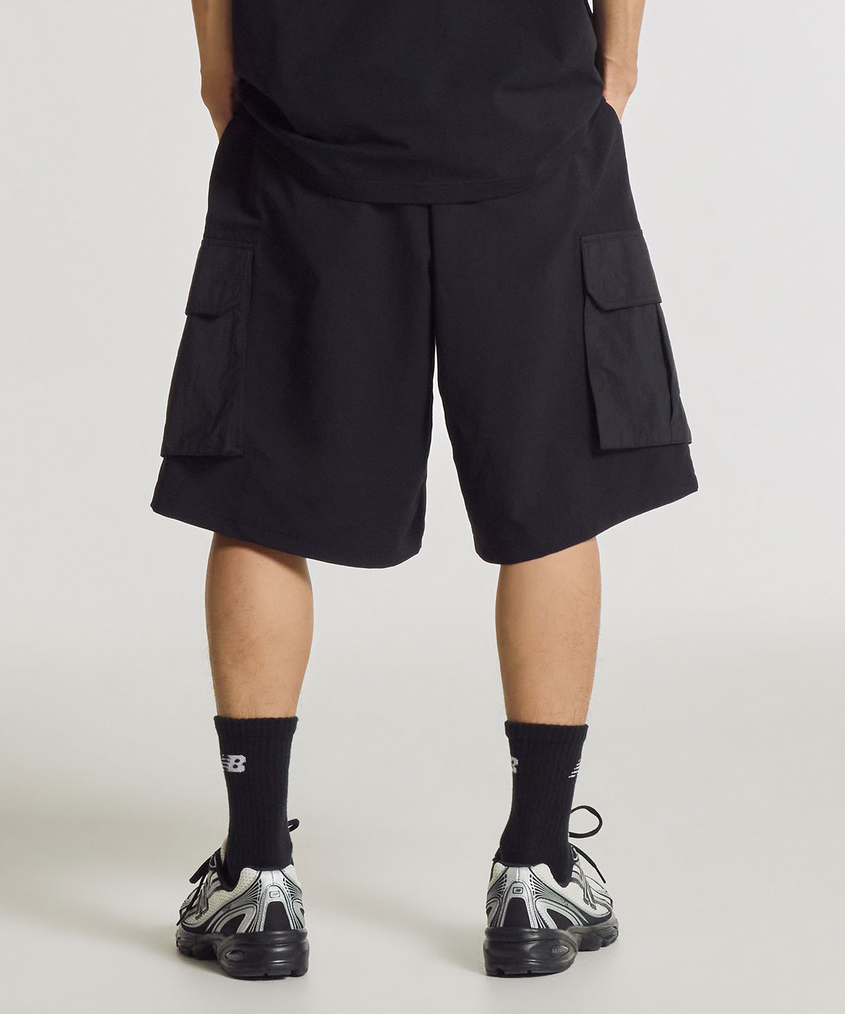 뉴발란스(NEW BALANCE) NBNVG31703 / UNI 트랙스터 6부 카고 쇼츠 (BLACK)