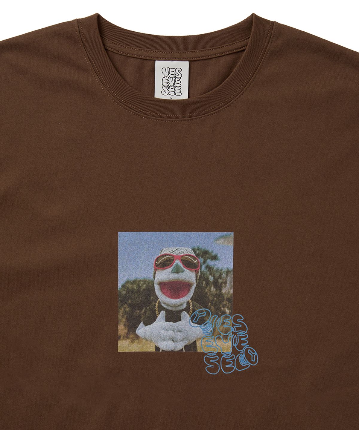 예스아이씨(YESEYESEE) FACE OKA Puppet Tee Brown