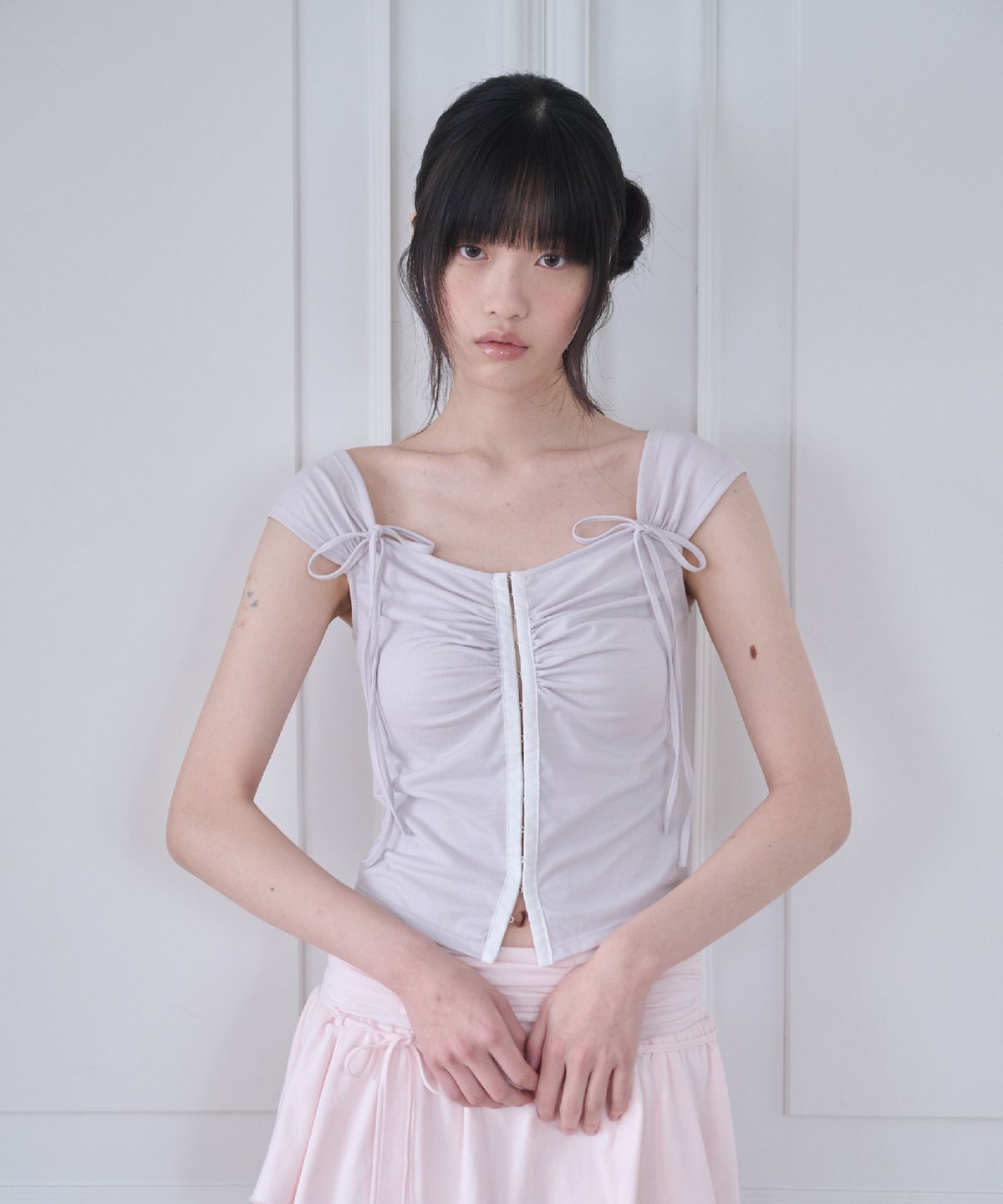 서울리(SEOULI) SOFT SHIRRING HOOK TOP [HAZY GREY]