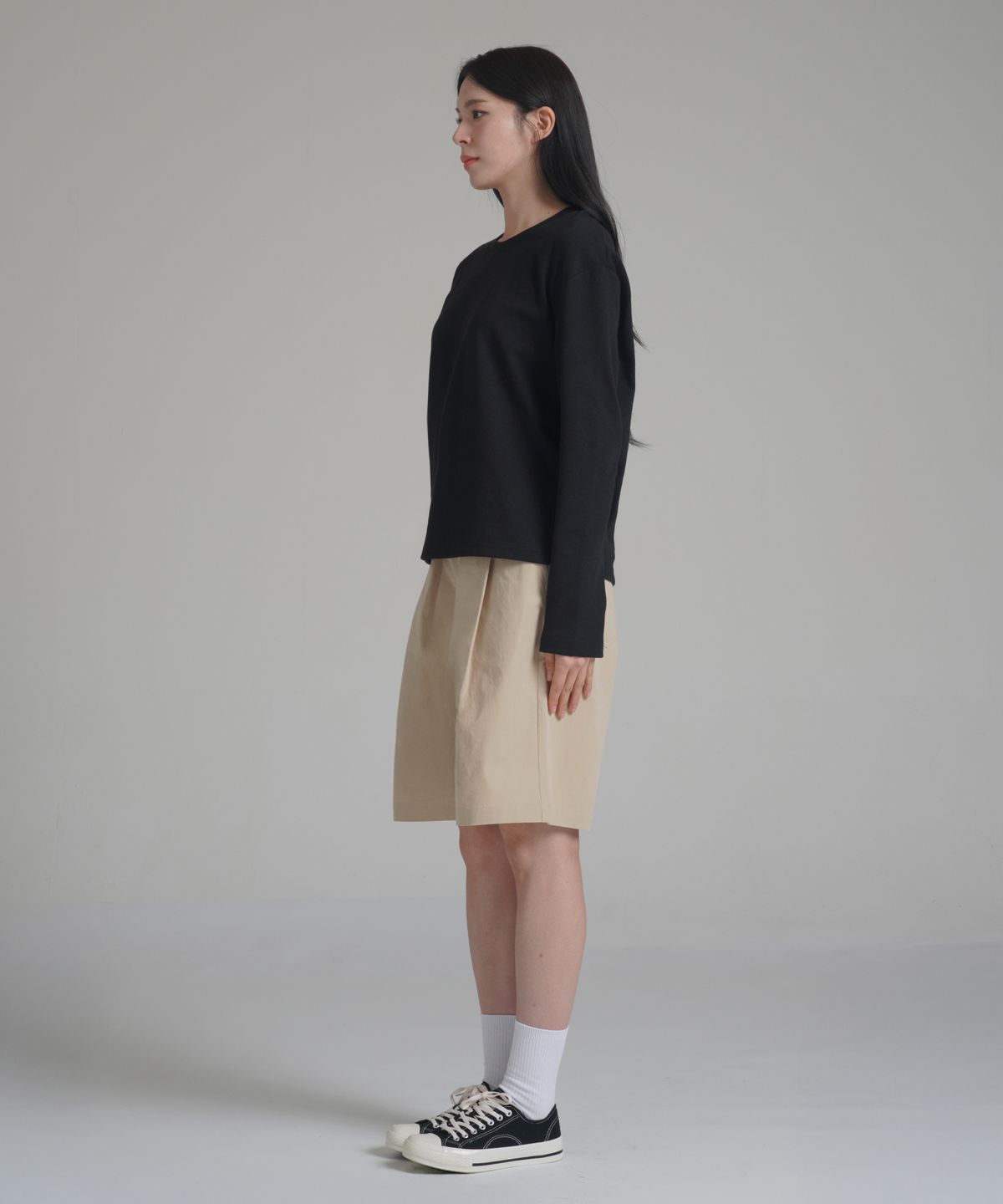 노밍(NOMING) 치노 원턱 스트랩 와이드 버뮤다 쇼츠 - 베이지