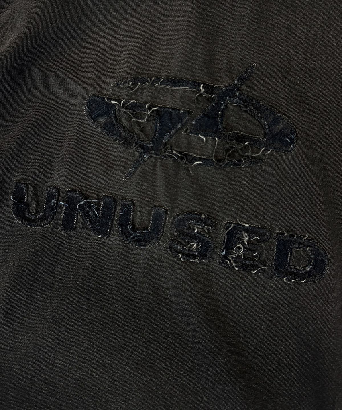 언유즈랩(UNUSEDLAB) 우먼즈 워시드 아플리케 티셔츠 [차콜]