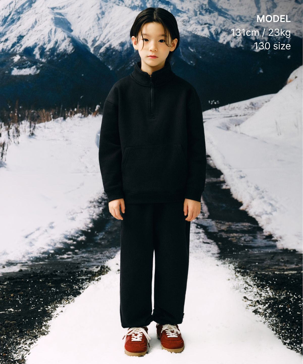 무신사 스탠다드 키즈(MUSINSA STANDARD KIDS) 기모 오버사이즈 하프 집업 스웨트셔츠 & 기모 스웨트 팬츠 셋업 [블랙]