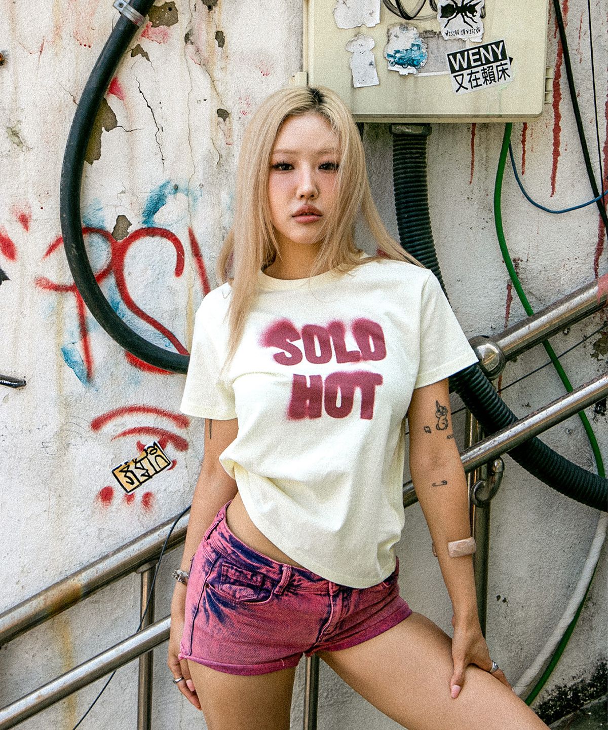 더트(DURT) SOLD HOT CROP TEE (CREAM)