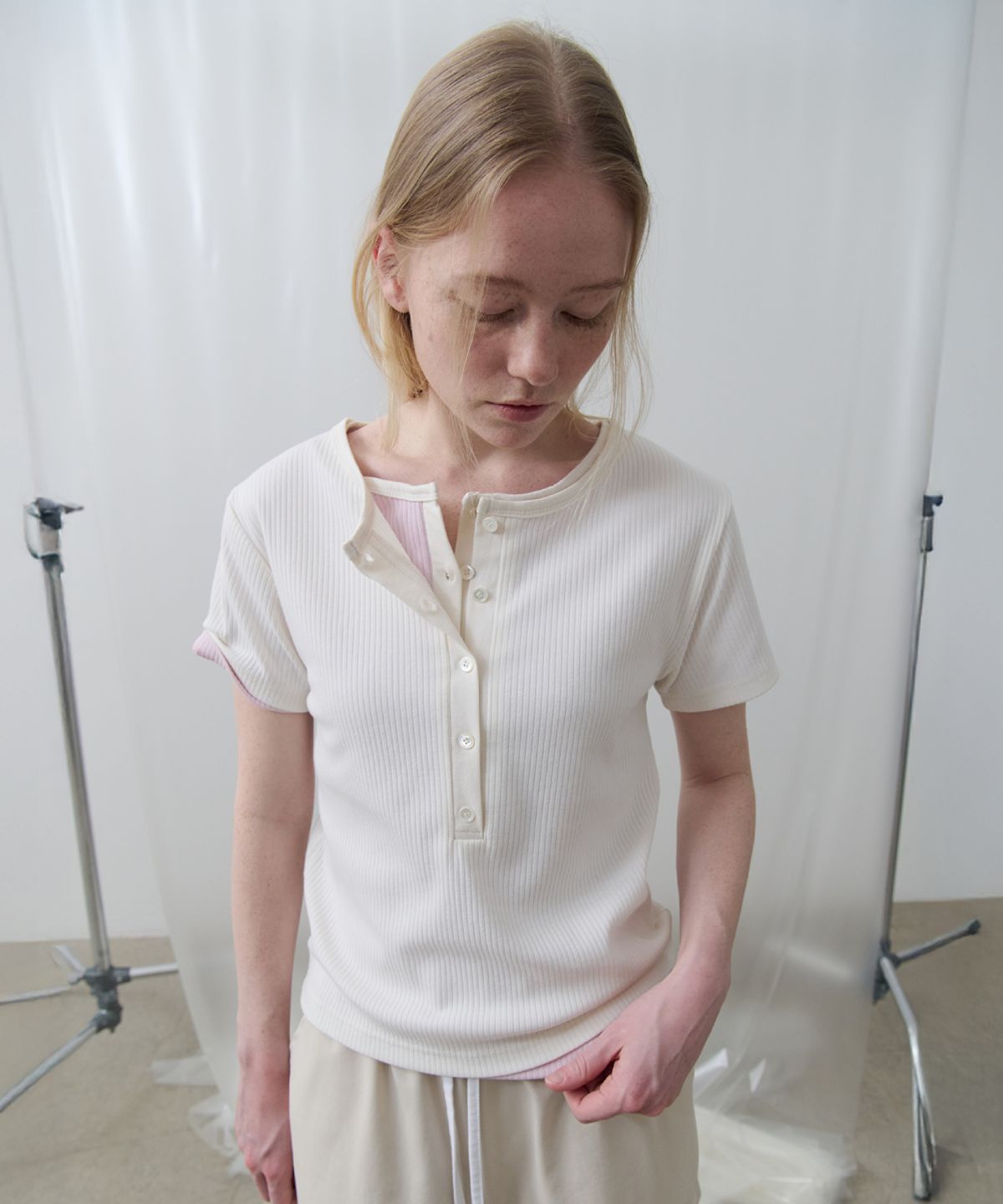 토아베(TOAVE) Contrast Ribbed Half-Open Tee (Cream)