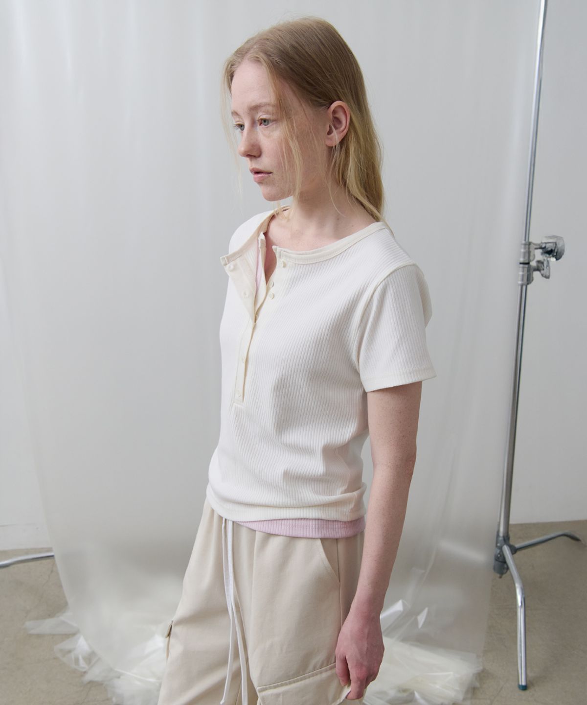 토아베(TOAVE) Contrast Ribbed Half-Open Tee (Cream)