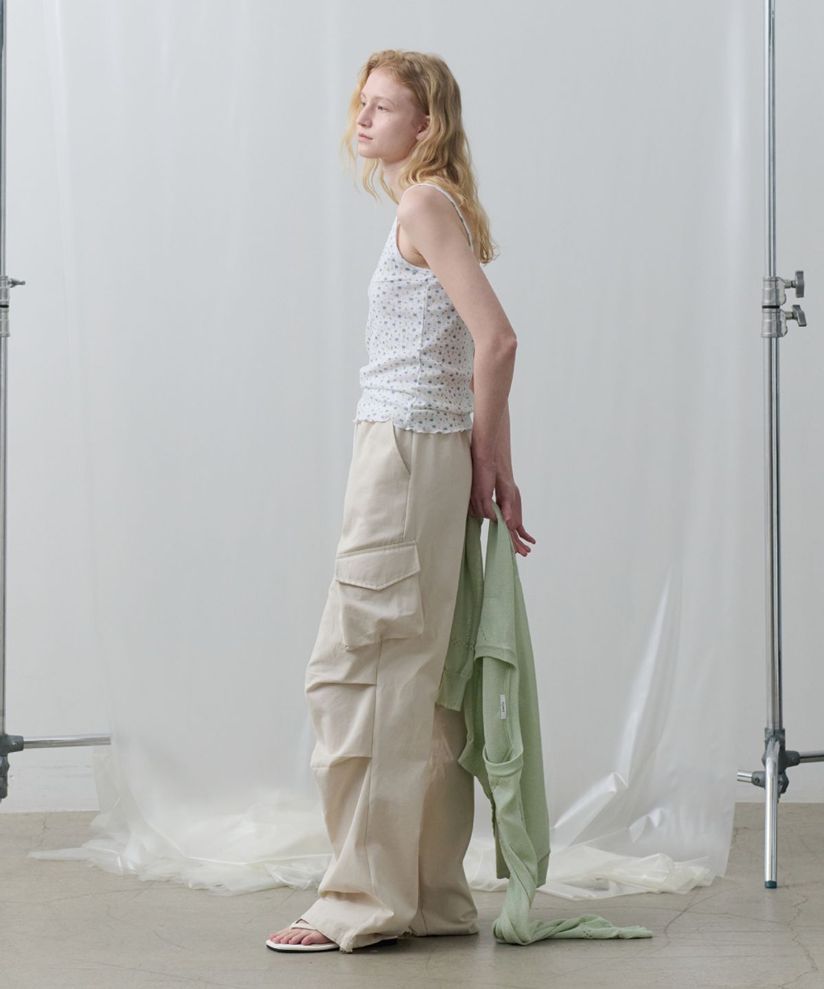 토아베(TOAVE) Contrast Waist Parachute Cargo Pants (Cream)
