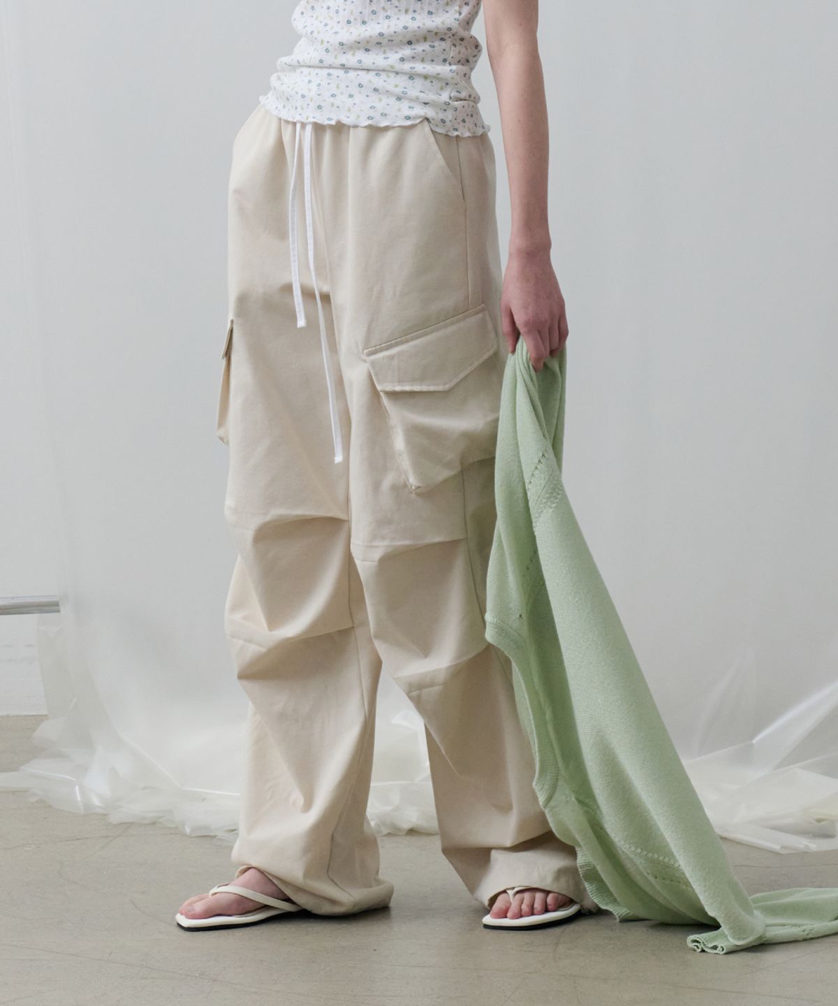 토아베(TOAVE) Contrast Waist Parachute Cargo Pants (Cream)