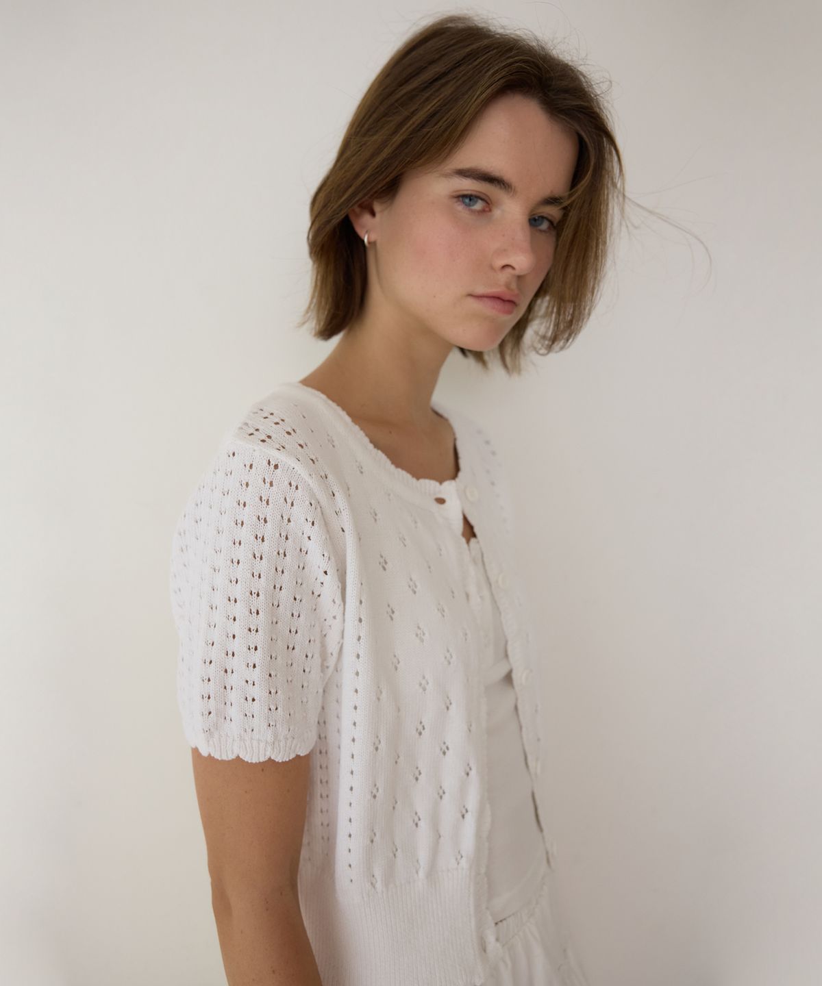 어몽(AMONG) A SKASHI HALF SLEEVE CARDIGAN_WHITE